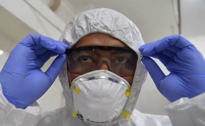 Seorang tenaga medis mengenakan APD lengkap